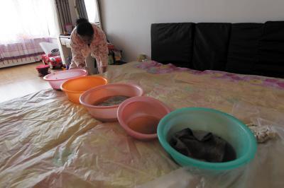 海宁楼上漏水，住户失联，小区没物管，业主维权难！律师来支招……